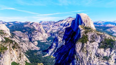 Sierra Nevada Dağları 'ndaki Yosemite Vadisi' nde sağında ünlü Half Dome granit kaya oluşumu var. Yosemite Ulusal Parkı 'ndaki Buzul Noktası, Kaliforniya, Birleşik Devletler