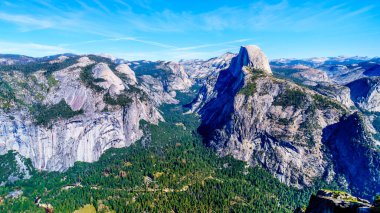 Sierra Nevada Dağları 'ndaki Yosemite Vadisi' nde sağında ünlü Half Dome granit kaya oluşumu var. Yosemite Ulusal Parkı 'ndaki Buzul Noktası, Kaliforniya, Birleşik Devletler
