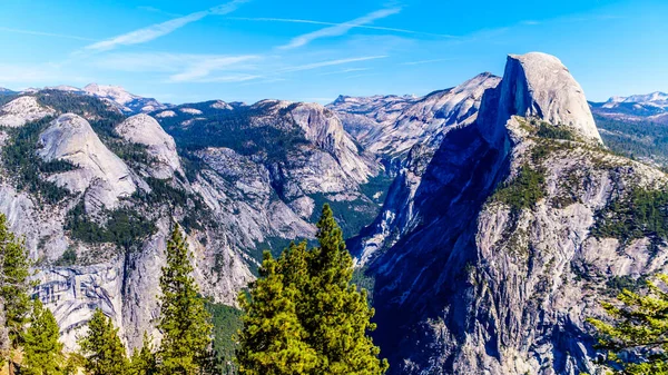 Sierra Nevada Dağları 'ndaki Yosemite Vadisi' nde sağında ünlü Half Dome granit kaya oluşumu var. Yosemite Ulusal Parkı 'ndaki Buzul Noktası, Kaliforniya, Birleşik Devletler