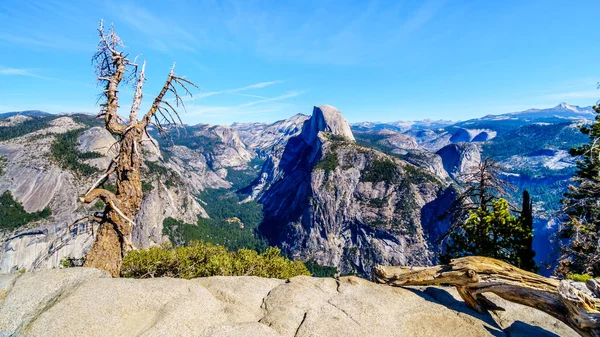 Sierra Nevada Dağları 'ndaki Yosemite Vadisi' nde sağında ünlü Half Dome granit kaya oluşumu var. Yosemite Ulusal Parkı 'ndaki Buzul Noktası, Kaliforniya, Birleşik Devletler
