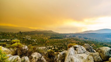 2019 Briceburg Yangınından dolayı Sierra Nevada Dağları ve Merced Nehri Vadisi 'ni kaplayan duman, ABD' nin Kaliforniya eyaletindeki Yosemite Ulusal Parkı 'nın dışında büyük bir orman yangını