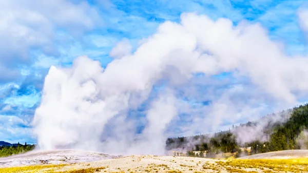 Die Anfangsphase Eines Ausbruchs Des Berühmten Old Faithful Geyser Cone — Stockfoto