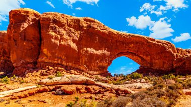 Güney Pencere Kemeri, Amerika Birleşik Devletleri 'nin Utah eyaletindeki Arches Ulusal Parkı' ndaki birçok büyük kum taşı kemerinden biri.
