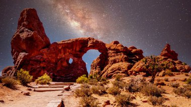 Gece gökyüzü ve Samanyolu Taret Kemerinin narin Kum Taşı Kemeri üzerinde, Arches National Park Utah, ABD 'deki birçok büyük kum taşı kemerlerinden biri.