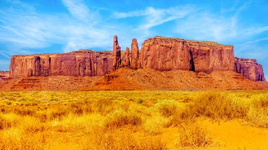 The Three Sisters ve Mitchell Mesa, Monument Valley 'deki Red Sandstone Buttes ve Mesas' ın birkaçı, Utah ve Arizona sınırındaki Navajo Kabile Parkı,