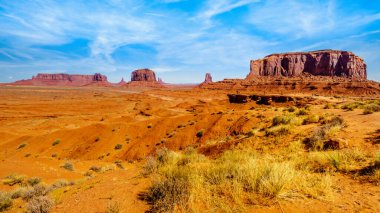 John Ford Point 'teki bir at ve binici, ABD' nin Arizona ve Utah sınırındaki Navajo kabile parkı olan Monument Vadisi 'ndeki büyük Red Sandstone Buttes ve Mesas ile çevrilidir.