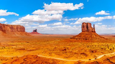 Utah-Arizona sınırındaki Monument Valley 'de Sentinel Mesa, Posta Arabası Butte ve West Mitten Buttes Büyük Kırmızı Kum Taşı oluşumları, ABD