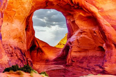 Rüzgarın Kulağı, Birleşik Devletler 'in Arizona ve Utah sınırındaki Navajo kabile parkında bir kaya oluşumunda bir delik.