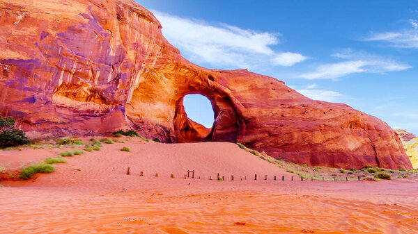The Ear of The Wind, дыра в скальном образовании в племенном парке Monument Valley Navajo на границе Юты и Аризоны, США
