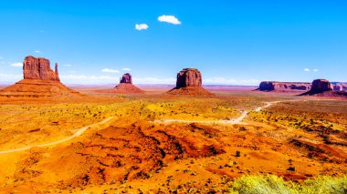 Mitten Buttes, Merrick Butte ve Birleşik Devletler 'in güneyindeki Navajo Kabile Parkı' ndaki diğer büyük kumtaşı oluşumları etrafında dönen çakıl yolu.