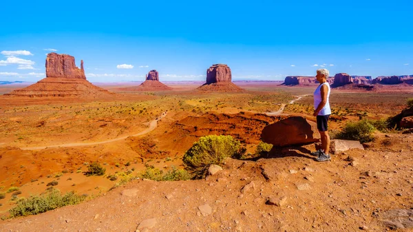 Woman Enjoying View Sandstone Formations Mitten Buttes Merrick Butte Monument — Stock Photo, Image