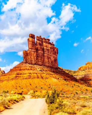Red Sandstone Butte, Amerika Birleşik Devletleri 'nin Utah eyaletinin Meksika Şapkası yakınlarındaki Tanrıların Vadisi' ndeki yarı çöl manzarasında.