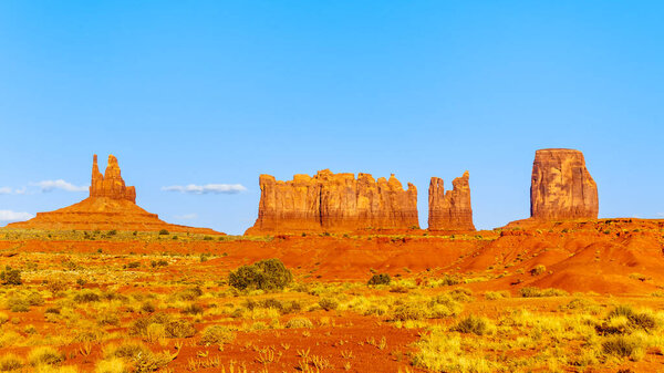Песчаные образования Mitten Buttes и Cly Butte в пустынном ландшафте Monument Valley
 