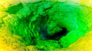 Yellowstone Ulusal Parkı, Wyoming 'deki Continental Divide Patikası boyunca uzanan Yukarı Gayzer Havzası' ndaki Sabah Zaferi Havuzu 'nun yeşil ve turkuaz sularından aşağıya bakıyorum.