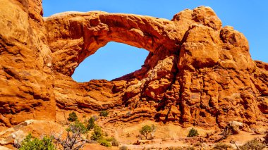 Güney Pencere Yayı, Birleşik Devletler 'in Utah eyaletindeki Arches Ulusal Parkı' nın çöl manzarasında.