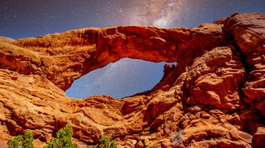 Arches Ulusal Parkı, Utah, ABD 'deki Windows bölümünde Yıldızlı Gece Altında Güney Pencere Kemeri