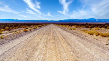 Crystal Springs yakınlarındaki yarı çöl arazisinde uzun ve düz bir çakıl yolu ve Amerika Birleşik Devletleri 'nin Nevada çölünün ıssız topraklarında 51. Bölge.