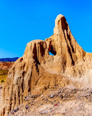 Nevada Çölü 'ndeki Katedral Vadisi Eyalet Parkı' ndaki yumuşak volkanik Bentonit Clay 'in erozyonundan kaynaklanan Slot Kanyonları ve Hoodoos' un dramatik ve benzersiz desenleri.