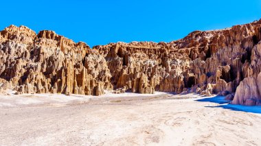 Nevada Çölü 'ndeki Katedral Vadisi Eyalet Parkı' ndaki yumuşak volkanik Bentonit Clay 'in erozyonundan kaynaklanan Slot Kanyonları ve Hoodoos' un dramatik ve benzersiz desenleri.