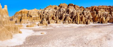 Nevada Çölü 'ndeki Katedral Vadisi Eyalet Parkı' ndaki yumuşak volkanik Bentonit Clay 'in erozyonundan kaynaklanan Slot Kanyonları ve Hoodoos' un dramatik ve benzersiz desenleri.