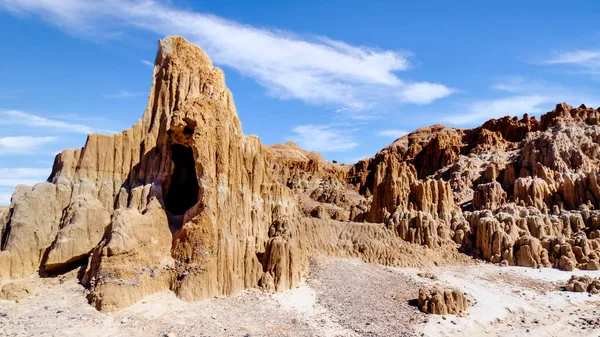 Nevada Çölü 'ndeki Katedral Vadisi Eyalet Parkı' ndaki yumuşak volkanik Bentonit Clay 'in erozyonundan kaynaklanan Slot Kanyonları ve Hoodoos' un dramatik ve benzersiz desenleri.