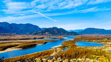 Fraser Nehri, Kanada 'nın Britanya Kolumbiyası Fraser Vadisi' ndeki Chilliwack kasabasını geçerek Sahil Dağları boyunca akar.