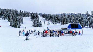 Sun Peaks Kış Spor Köyü 'ndeki Kayak Kaldırma Teşkilatı' ndaki insanlar, Kanada 'nın Britanya Kolumbiyası' nın Shuswap Highlands bölgesindeki bir Alp Köyü.