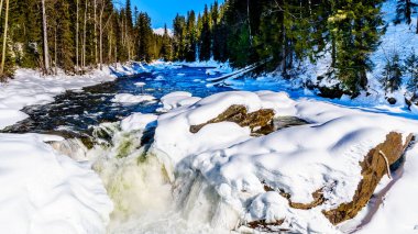Murtle Nehri 'nin suyu kısmen donmuş Mushbowl Şelalesi' nin kıyısında Wells Gray İl Parkı 'nın Karibu Dağları' nda, Britanya Kolumbiyası, Kanada