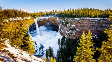 Kışın Murtle Nehri 'ndeki Helmcken Şelalesi' nin dibinde muhteşem buz ve kar külahları var. Clearwater, British Columbia, Kanada yakınlarındaki Wells Gray Provincial Park 'ta.