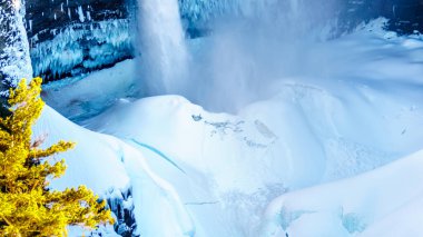 Helmcken Şelalesi 'nin dibinde, Clearwater, British Columbia, Kanada yakınlarındaki Murtle River' da bulunan muhteşem buz ve kar külahını kapatın.