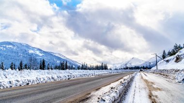 Umut ve Merritt arasındaki dört şeritli Coquihalla otoyolunun zirvesinde, Britanya Kolumbiyası, Kanada 'daki Sahil Dağları' ndan esen kış koşulları