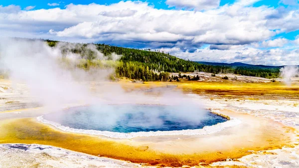 Ånga Kommer Den Crested Pool Övre Geyser Basin Längs Continental — Stockfoto