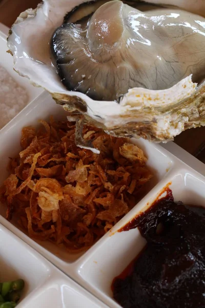 Close Fresh Oysters Garlic Chilli Sauce — Stock Photo, Image