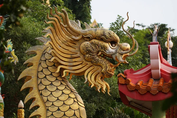 Estatua de dragón dorado —  Fotos de Stock