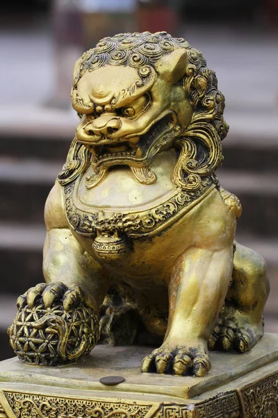 Estátua de cavalo dragão dourado — Fotografia de Stock