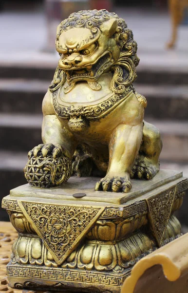 Golden dragon at heykeli