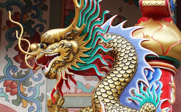 Статуя барвисті дракона — стокове фото