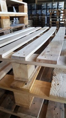 ahşap palet depoda üst üste 