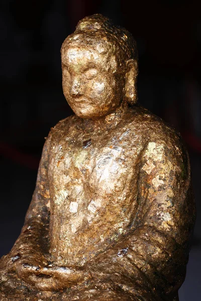 Buddha-Statue mit Blattgold gefüllt — Stockfoto