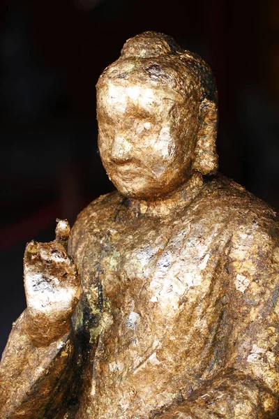 Buddha-Statue mit Blattgold gefüllt — Stockfoto