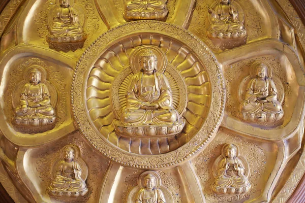 Groupes de statue de Bouddha d'or, stuc sur le mur du temple chinois dans Dragon Temple — Photo