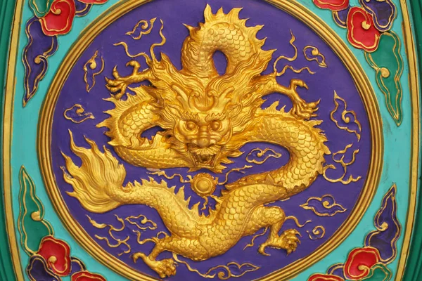 Golden dragon marmor carving vägg — Stockfoto