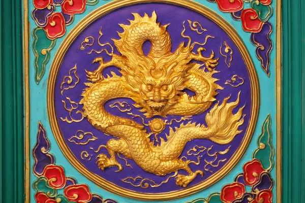 Golden dragon marmor carving vägg, dekorativa kinesisk konststil — Stockfoto