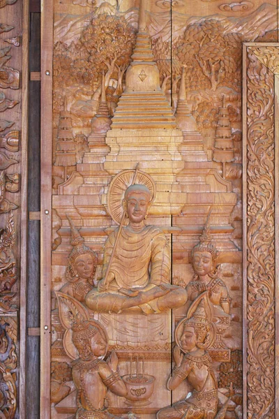 Närbild trä snidning sittande buddha och temple — Stockfoto