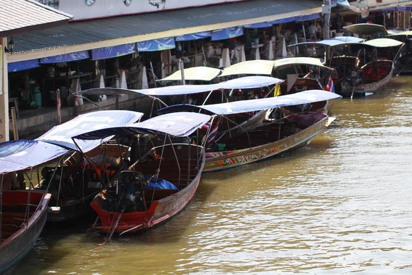 Plovoucí trh v Bangkoku, pěší výlety lodí — Stock fotografie