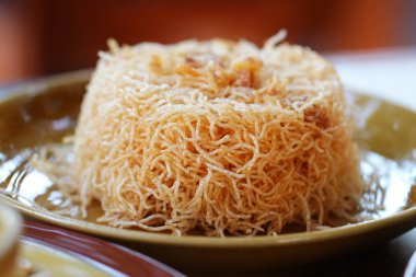 Tatlı gevrek gevrek Tayland pirinç noodle, tatlı ve ekşi, kahverengi seramik tabak erişte