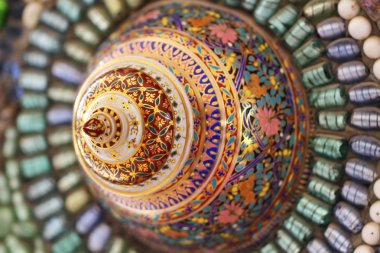 Sanat tasarımı renkli kırık kiremit, boncuk, kase kapağı ve taş için sanat iç duvar kağıdı dekorasyon 