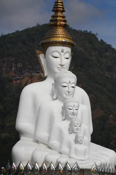 Sitzende weiße Buddha-Statue gut ausgerichtet — Stockfoto