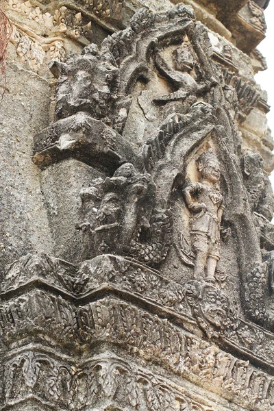 Ancient angel sculpture outside temple sanctuary at historical park — Stock Photo, Image