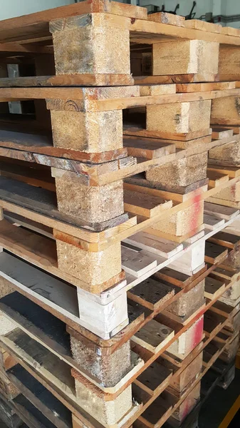 Brązowe palety drewniane do dystrybucji produktów i transportu w magazynach — Zdjęcie stockowe